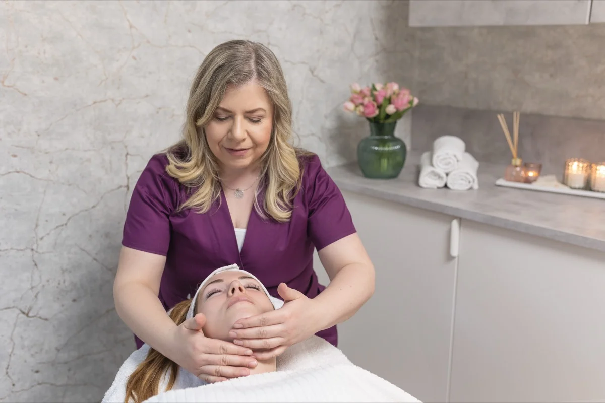 Dana Háková při kosmetickém ošetření klientky